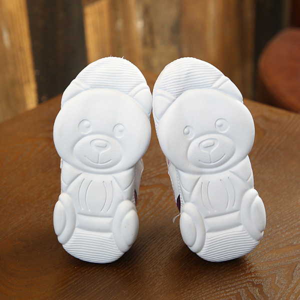 Kleebiste ja läikiva efektiga spordi- ja igapäevased laste tossud