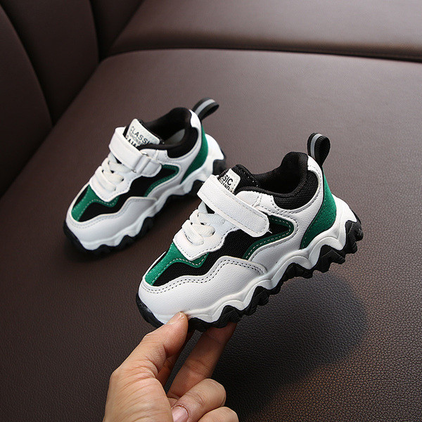 Sport és mindennapi gyerek tornacipő durva talppal és foltokkal