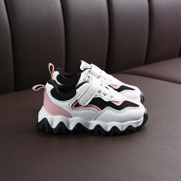 Sport és mindennapi gyerek tornacipő durva talppal és foltokkal