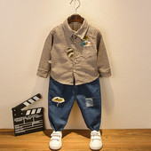 Moderns bērnu komplekts zēniem no divdaļīga krekla + džinsi