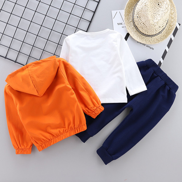 Vaikiškas trijų dalių komplektas - švarkas, palaidinė ir kelnės tinka berniukui