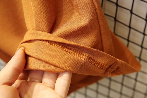 Ikdienas bērnu komplekts no divām daļām topiņa ar aplikāciju + rūtaini šorti