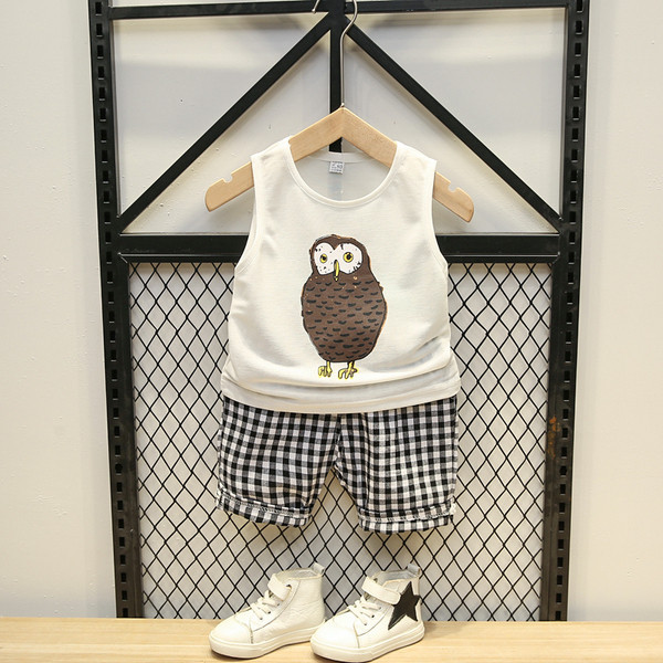 Ikdienas bērnu komplekts no divām daļām topiņa ar aplikāciju + rūtaini šorti