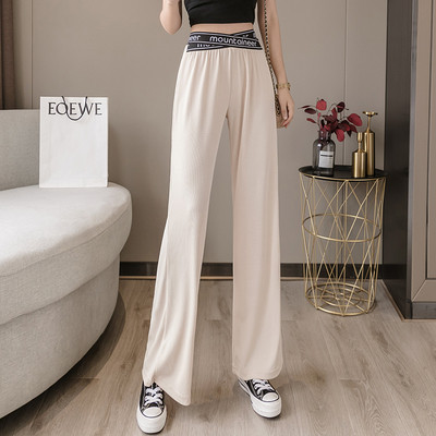 Moodsad kõrge vöökoha ja kirjaga naistepüksid