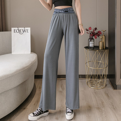 Moodsad kõrge vöökoha ja kirjaga naistepüksid