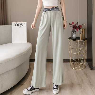 Moodsad kõrge vöökoha ja kirjaga naistepüksid