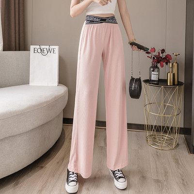 Moodsad kõrge vöökoha ja kirjaga naistepüksid