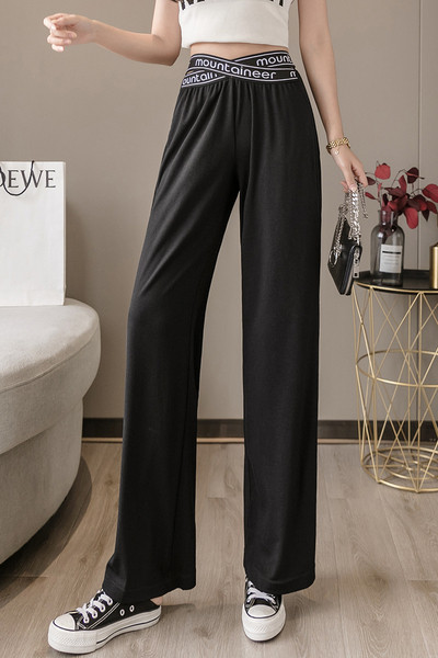 Moodsad kõrge vöökoha ja kirjaga naistepüksid