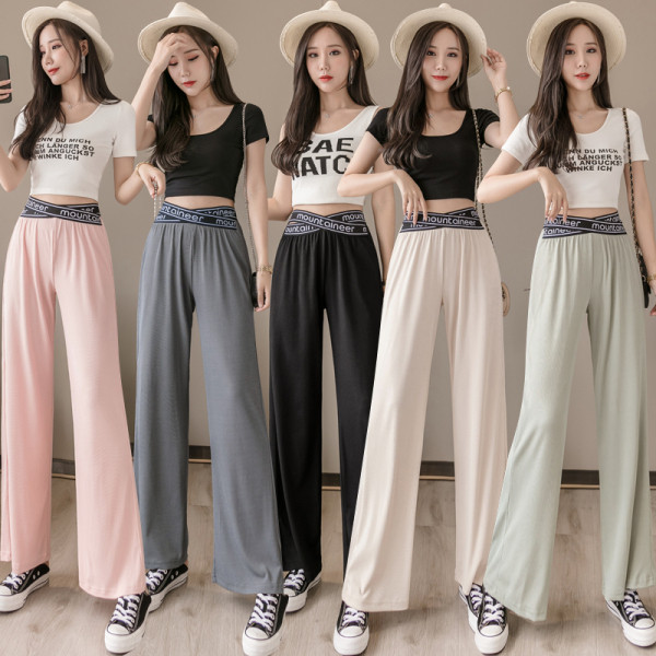 Moodsad kõrge vöökoha ja kirjaga naistepüksid