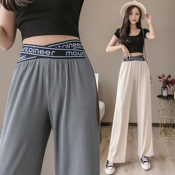 Moodsad kõrge vöökoha ja kirjaga naistepüksid