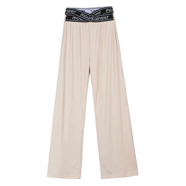 Moodsad kõrge vöökoha ja kirjaga naistepüksid