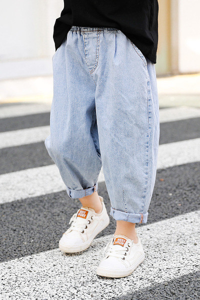 Kék színű gumizsebekkel ellátott gyerekfarmer