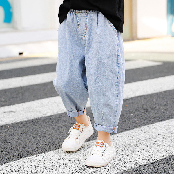 Kék színű gumizsebekkel ellátott gyerekfarmer