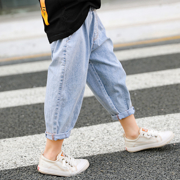 Kék színű gumizsebekkel ellátott gyerekfarmer