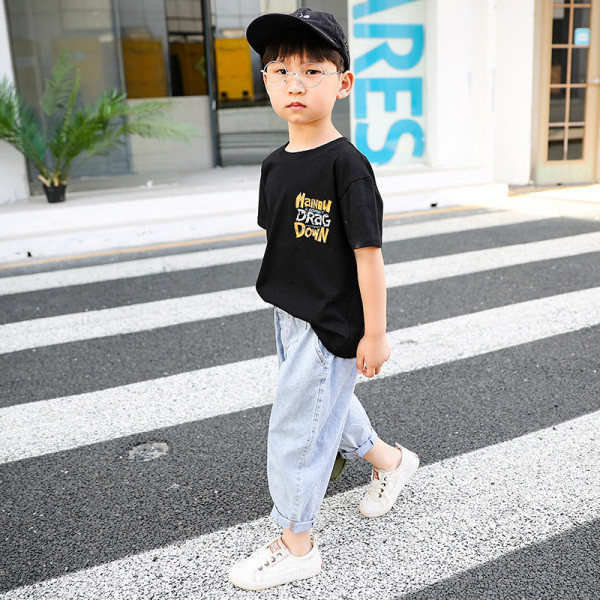 Kék színű gumizsebekkel ellátott gyerekfarmer