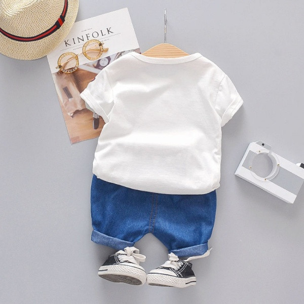 Szett fiúnak pólóból és rövid farmerből