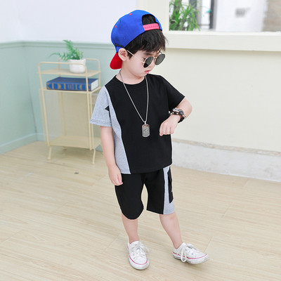 Nyári gyerek szett pólóból és vágott nadrágból zsebbel