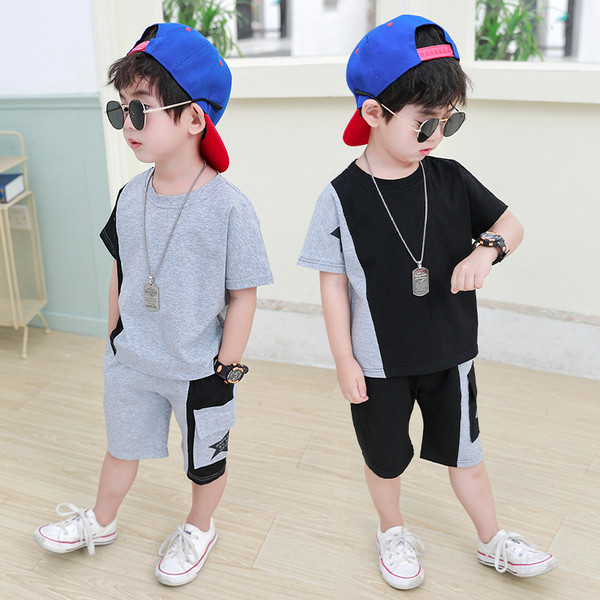 Nyári gyerek szett pólóból és vágott nadrágból zsebbel