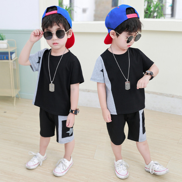 Nyári gyerek szett pólóból és vágott nadrágból zsebbel