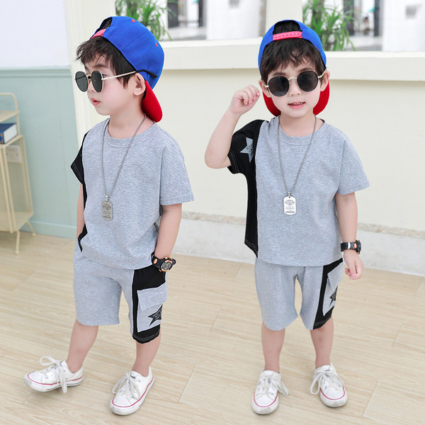 Nyári gyerek szett pólóból és vágott nadrágból zsebbel