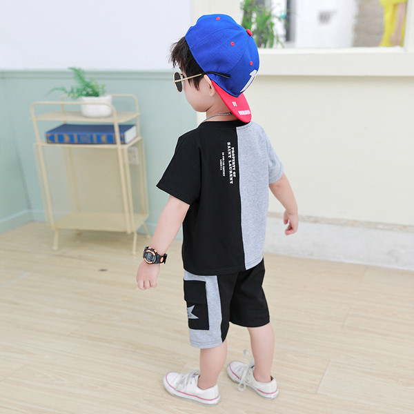 Nyári gyerek szett pólóból és vágott nadrágból zsebbel