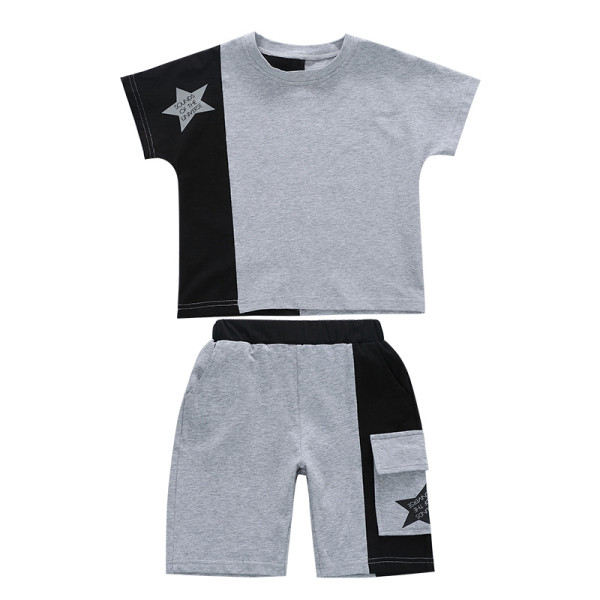 Nyári gyerek szett pólóból és vágott nadrágból zsebbel