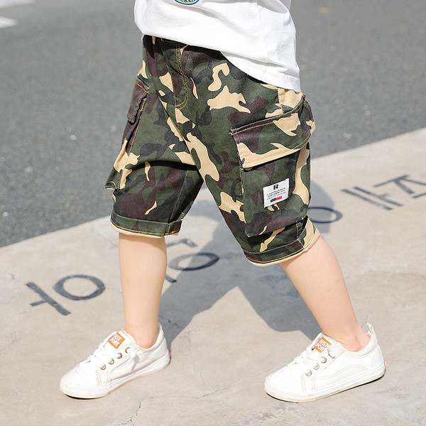 Gyerek 3/4-es terepszínű nadrág zsebekkel fiúknak
