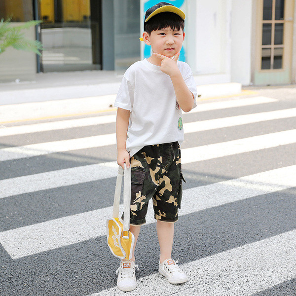 Gyerek 3/4-es terepszínű nadrág zsebekkel fiúknak