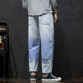 Alkalmi férfi széles farmernadrág zsebekkel és felirattal