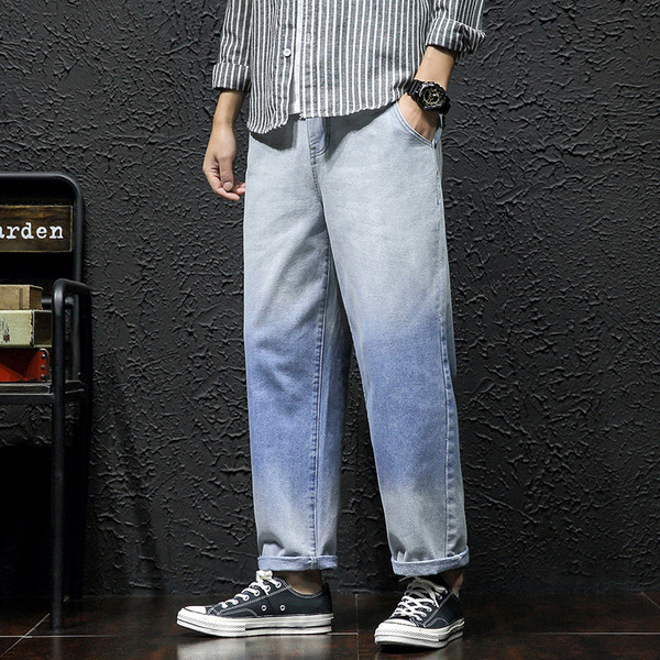 Alkalmi férfi széles farmernadrág zsebekkel és felirattal