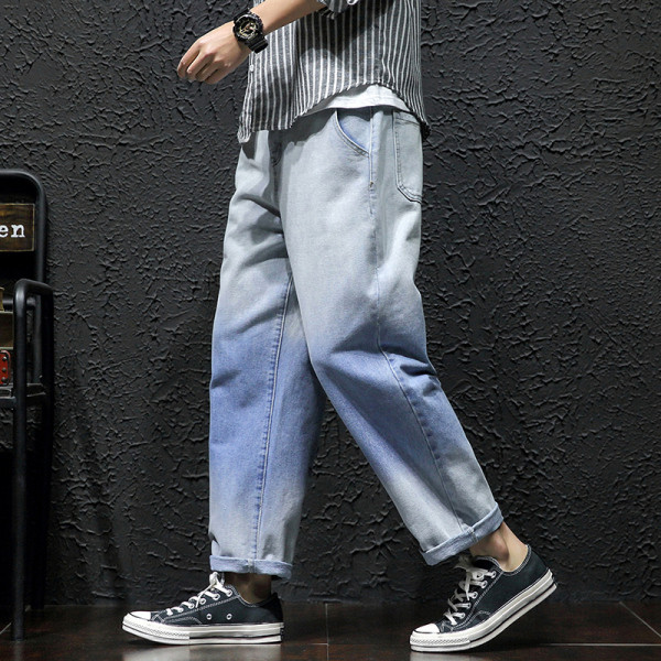 Alkalmi férfi széles farmernadrág zsebekkel és felirattal