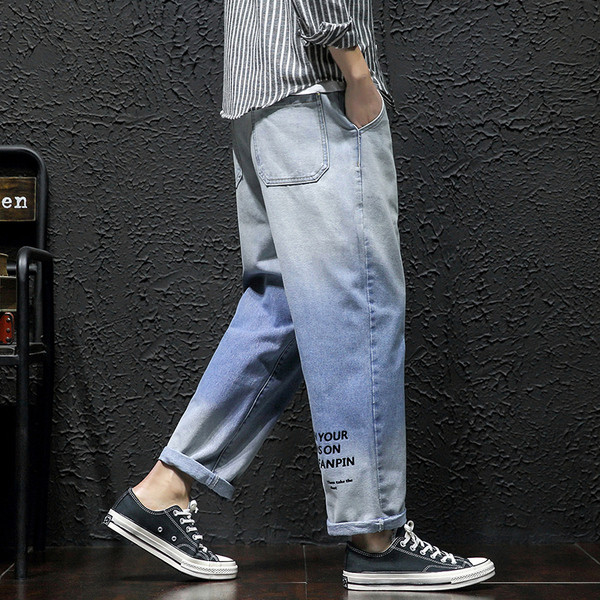 Alkalmi férfi széles farmernadrág zsebekkel és felirattal