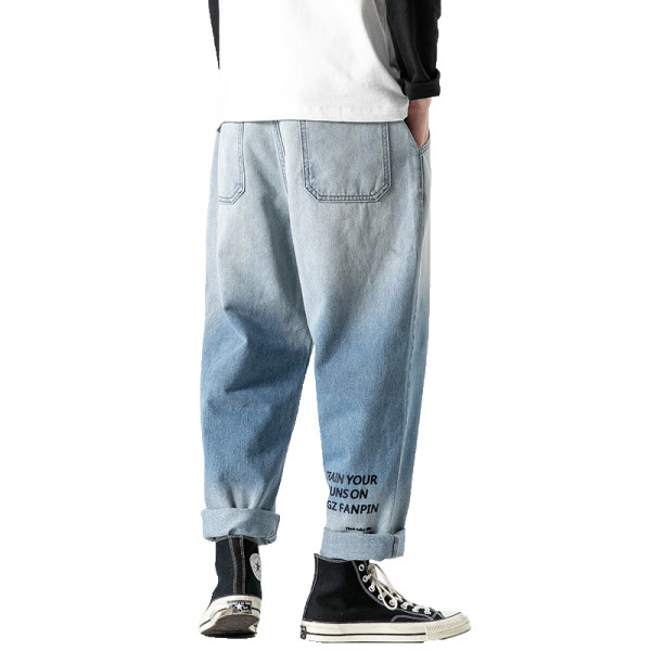 Alkalmi férfi széles farmernadrág zsebekkel és felirattal