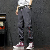 Modern férfi hosszú farmernadrág felirattal és fűzővel