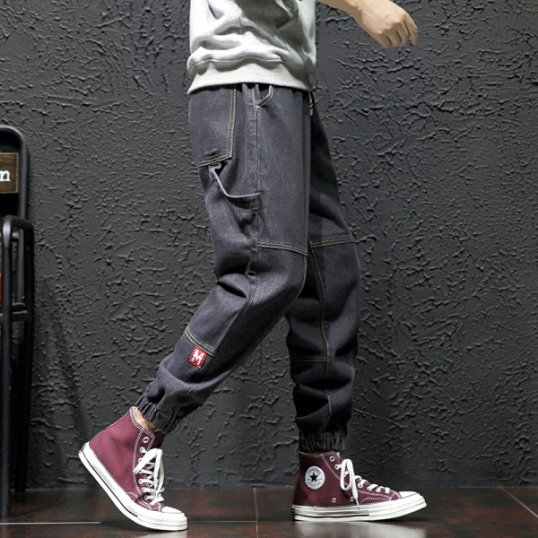 Modern férfi hosszú farmernadrág felirattal és fűzővel