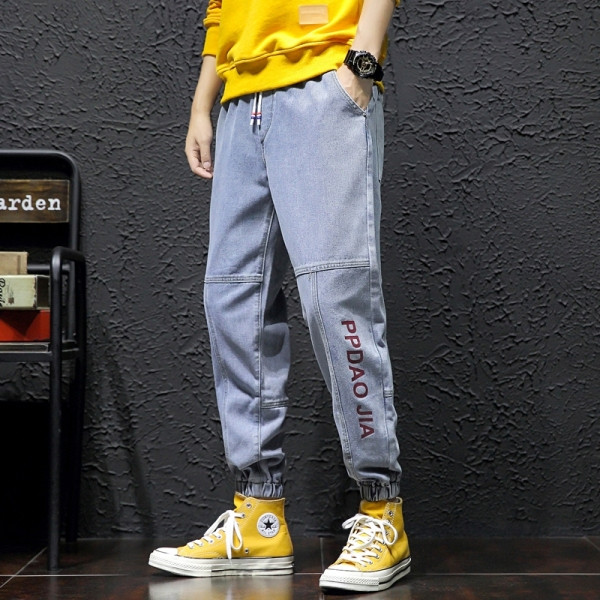 Modern férfi hosszú farmernadrág felirattal és fűzővel