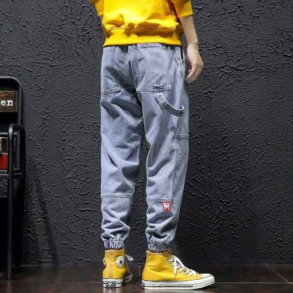 Modern férfi hosszú farmernadrág felirattal és fűzővel