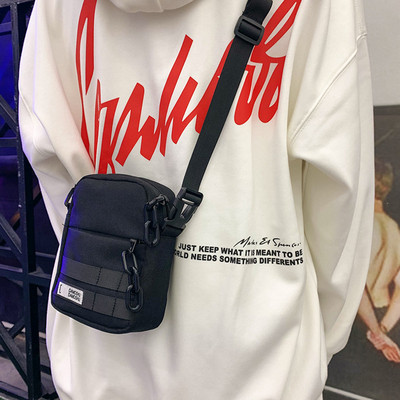 Férfi textil táska hosszú vállpánttal