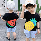 Μοντέρνο σετ μπλούζα και κοντό τζιν για αγόρια