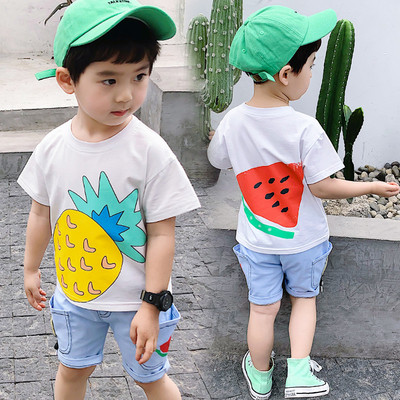 Μοντέρνο σετ μπλούζα και κοντό τζιν για αγόρια