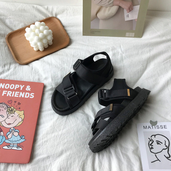 Naiste lahtised musta värvi sandaalid