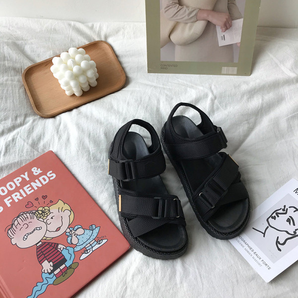 Naiste lahtised musta värvi sandaalid