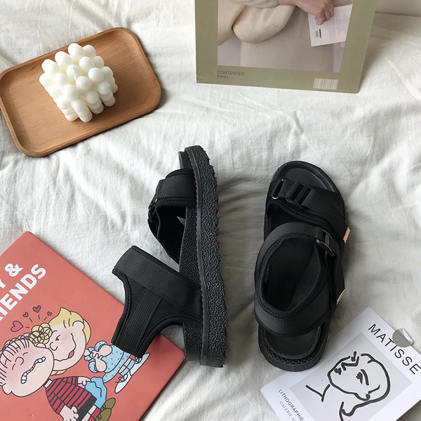 Naiste lahtised musta värvi sandaalid