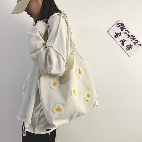 Sieviešu ikdienas soma ar ziedu aplikāciju