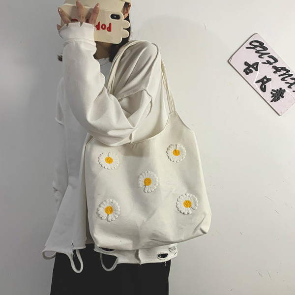 Sieviešu ikdienas soma ar ziedu aplikāciju