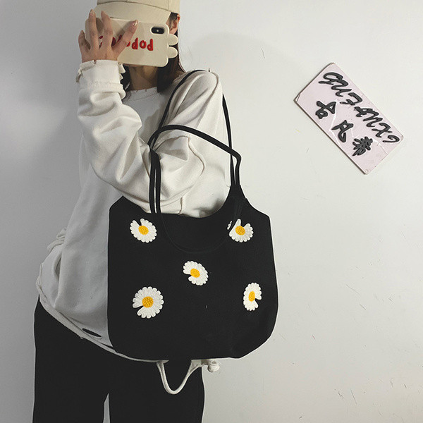 Sieviešu ikdienas soma ar ziedu aplikāciju