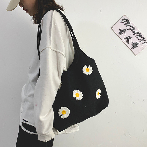 Sieviešu ikdienas soma ar ziedu aplikāciju