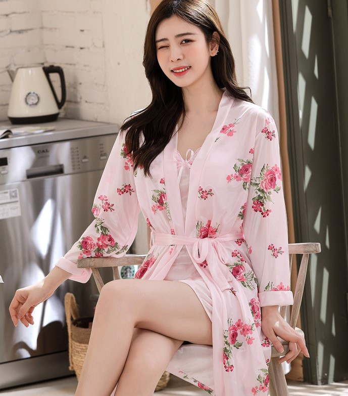 Καλοκαιρινό γυναικείο νυχτικό με ντεκολτέ και φλοράλ τύπωμα