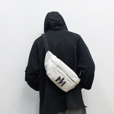 Férfi vállas sporttáska mintával