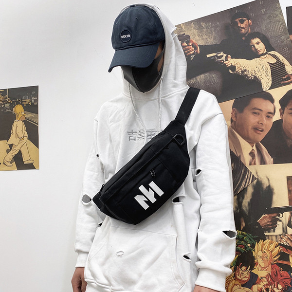 Férfi vállas sporttáska mintával